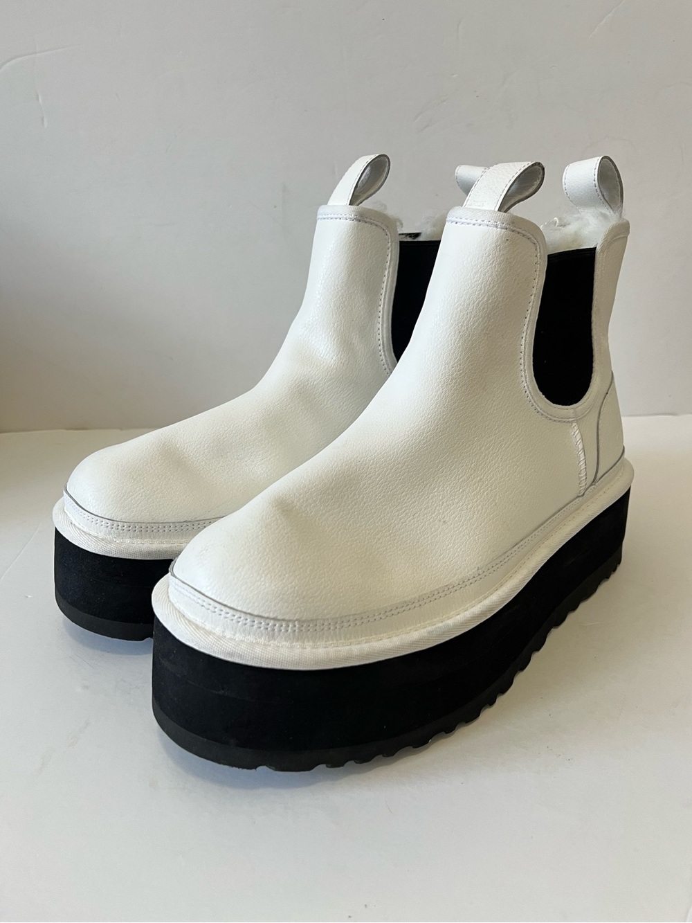 UGG Neumel Women’s White pebbled Platform Chelsea Boots Size 9 - Picture 2 of 13